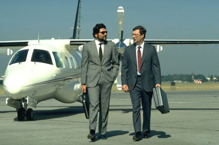 бизнесмены на фоне самолета