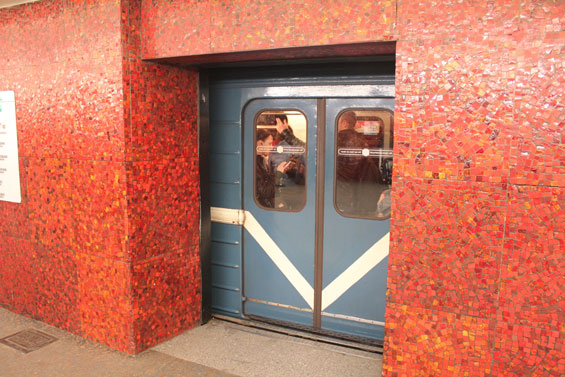 раздвижные двери на станции метро Маяковская