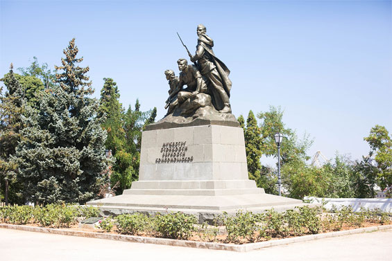 Памятник в Севастополе